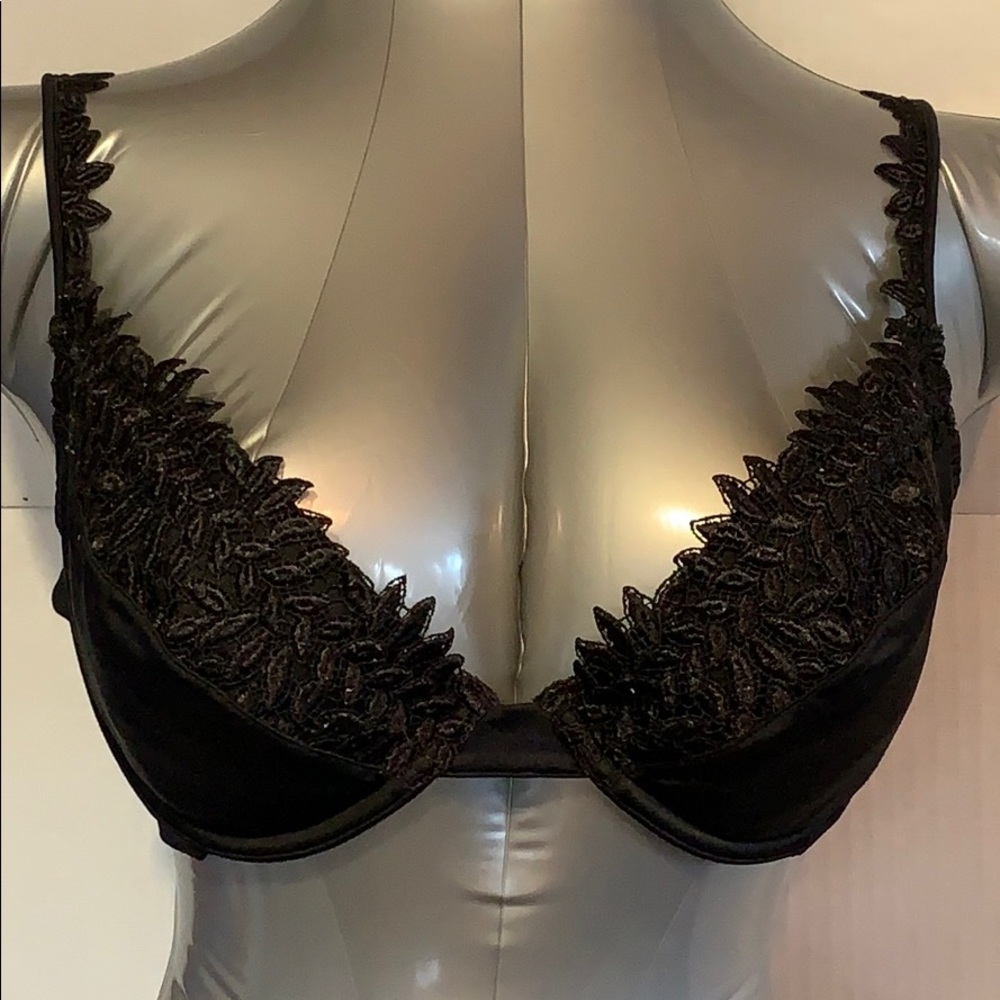 38D wired bra. Embroidered detailing